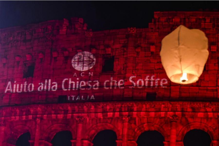 Acs illumina città di rosso in onore dei martiri cristiani 
