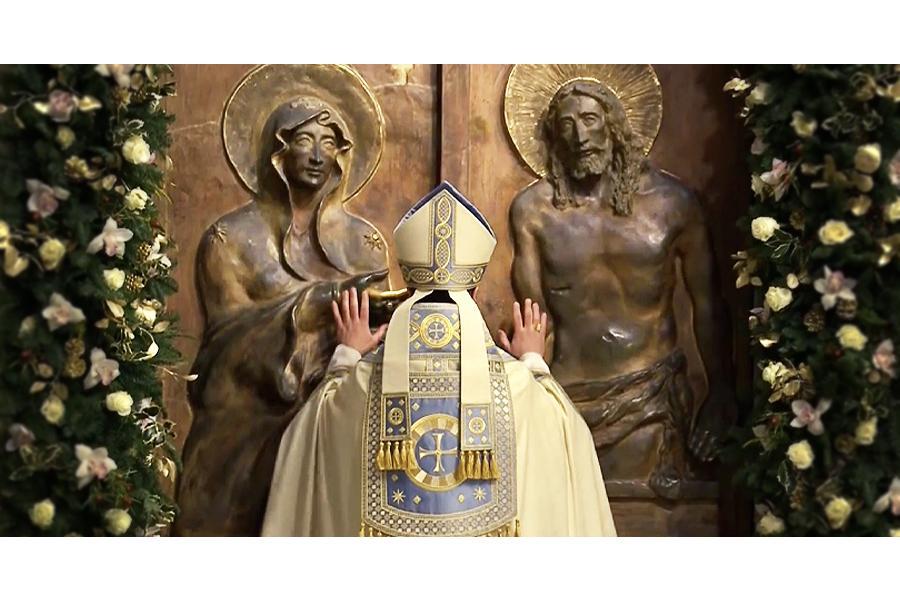 apertura-porta-santa-basilica-santa-maria-maggiore-giubileo-2025-paramenti-desta